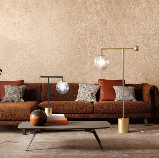 Lampada da terra e da tavolo costituita da una base e una sfera in ottone, uno stelo sottile in metallo finitura piombo o bronzo con paralume in vetro trasparente Bardot di Bonaldo