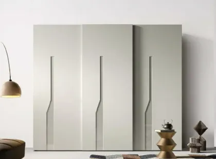 Armadio con ante scorrevoli Brezza decorate con intaglio S157 di Moretti Compact Giorno Notte