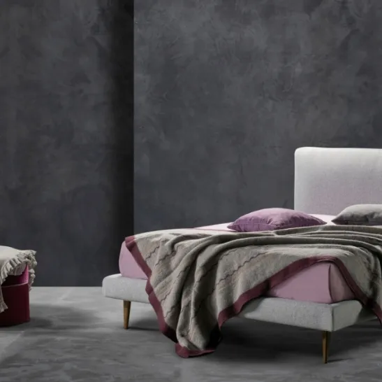 Letto semplice ed elegante in tessuto con testiera Kappa Ring 14 di Excò
