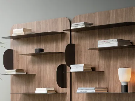 Libreria a muro Blabla in legno con ripiani in metallo di Bonaldo