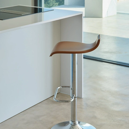 Sgabello Ego SG405gas in cuoio di Friulsedie