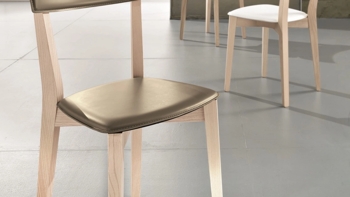 Sedia Ginger S132 in cuoio e legno di Friulsedie